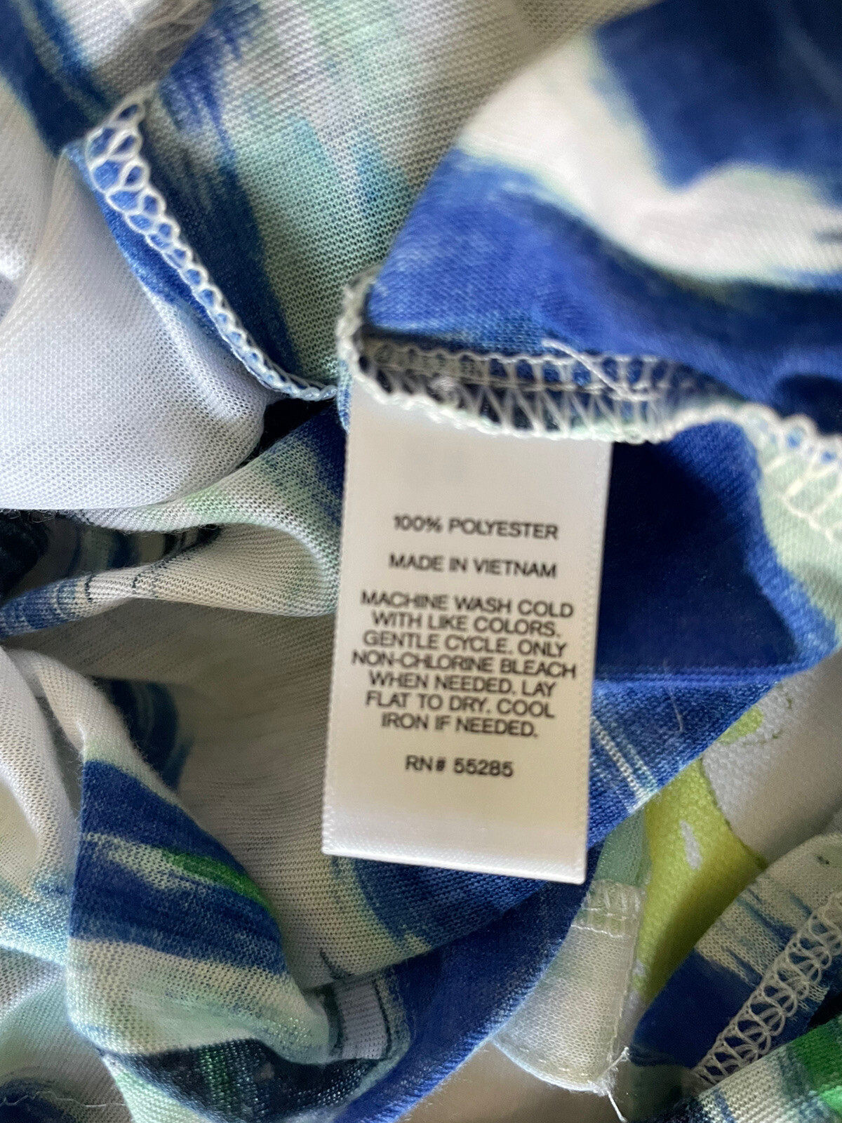 Women’s Size Medium Blue & White Abstract Design Lightweight V Neck Top