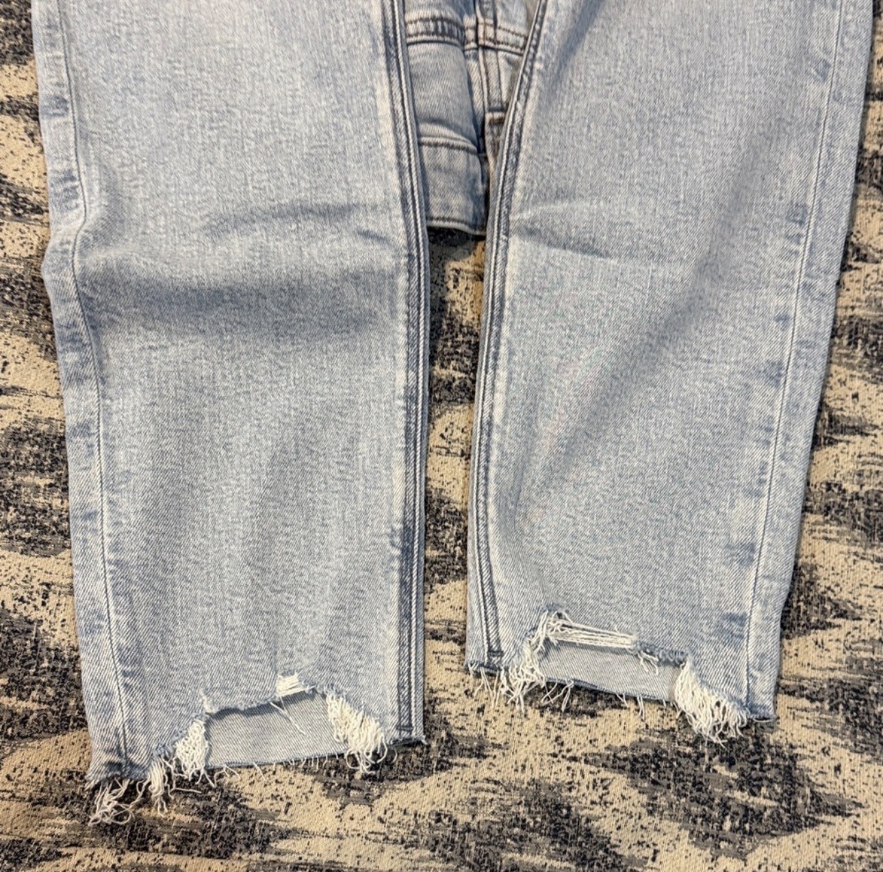 American Eagle Mom Jeans High Rise Stretch Light Wash Distressed Jeans Sz 2 NWT