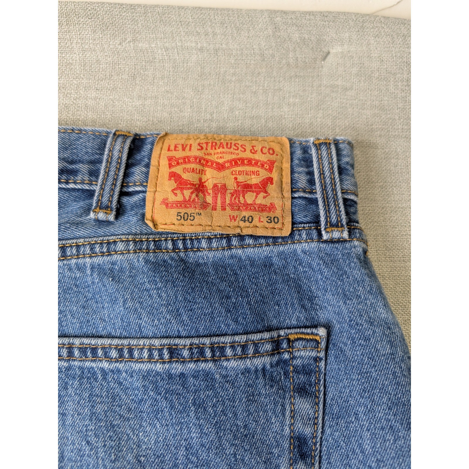 Levis 505 Regular Fit Mens Jeans W40 L30 Medium Wash Blue Straight Leg Denim