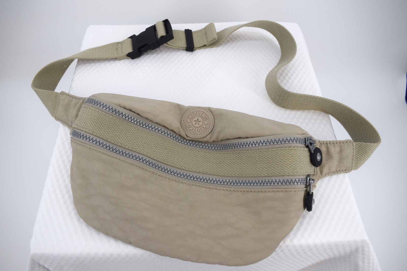Kipling Fanny Pack Waist Belt Bag Beige 2 Zipper Pockets Adjustable Strap Logo