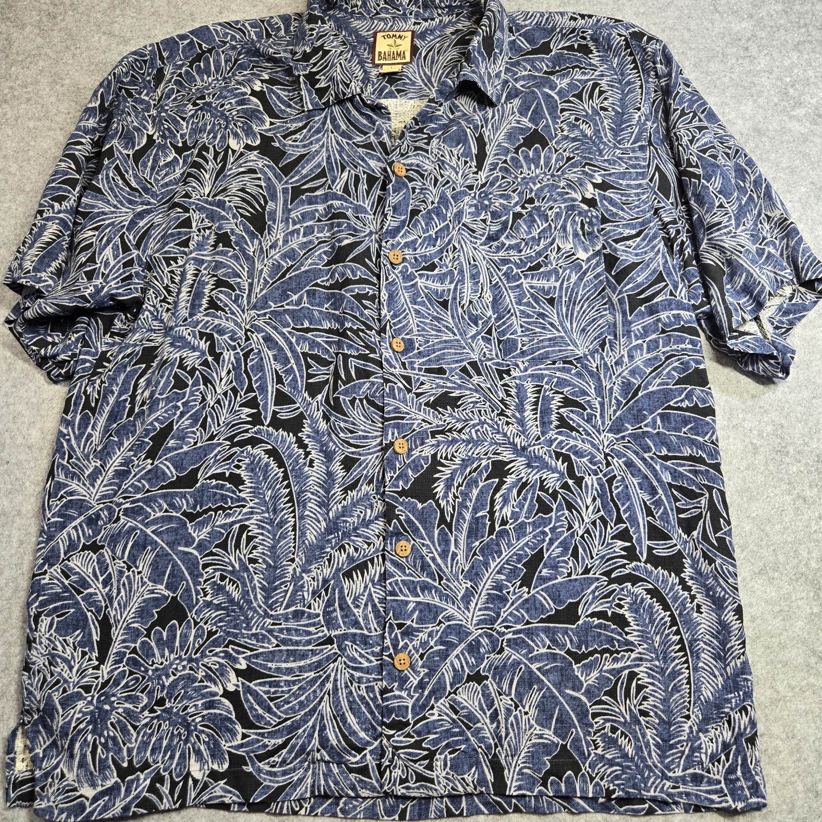 Tommy Bahama Hawaiian Camp Shirt Men’s L Floral Silk SS Button Coconut Buttons