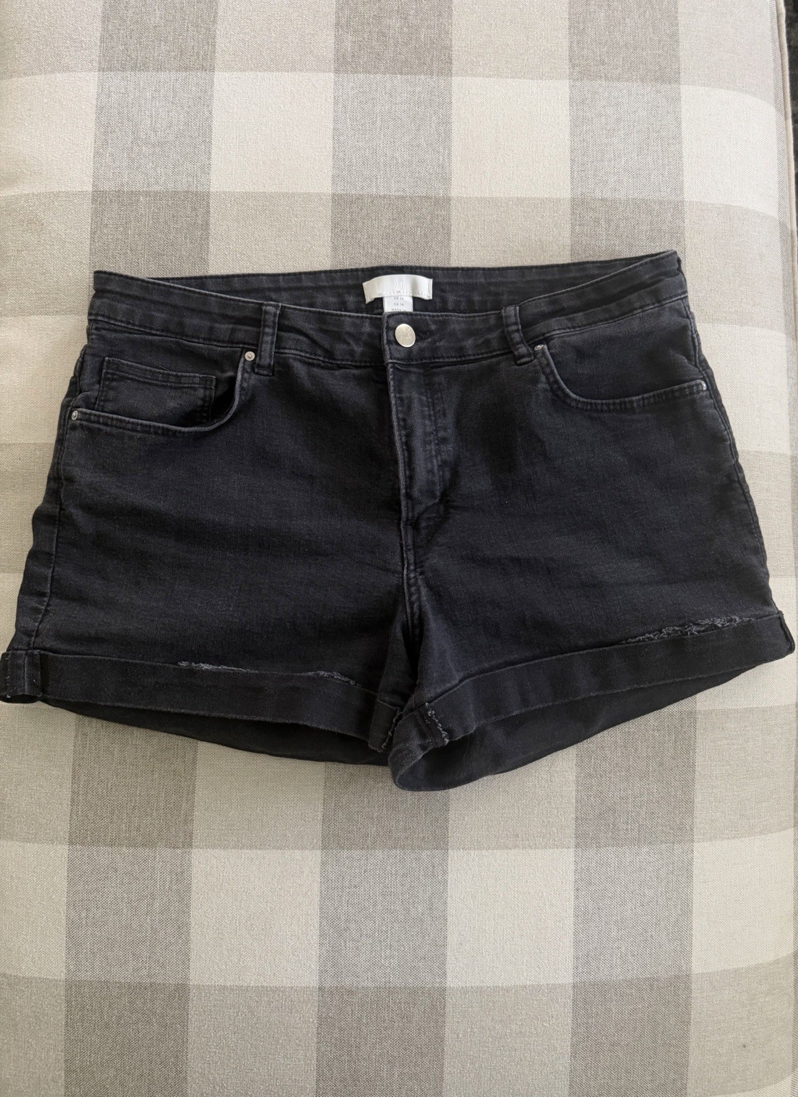 H&M Women’s Washed Black Denim Shorts Size 14 High Waisted 5-Pocket Cuffed Hem