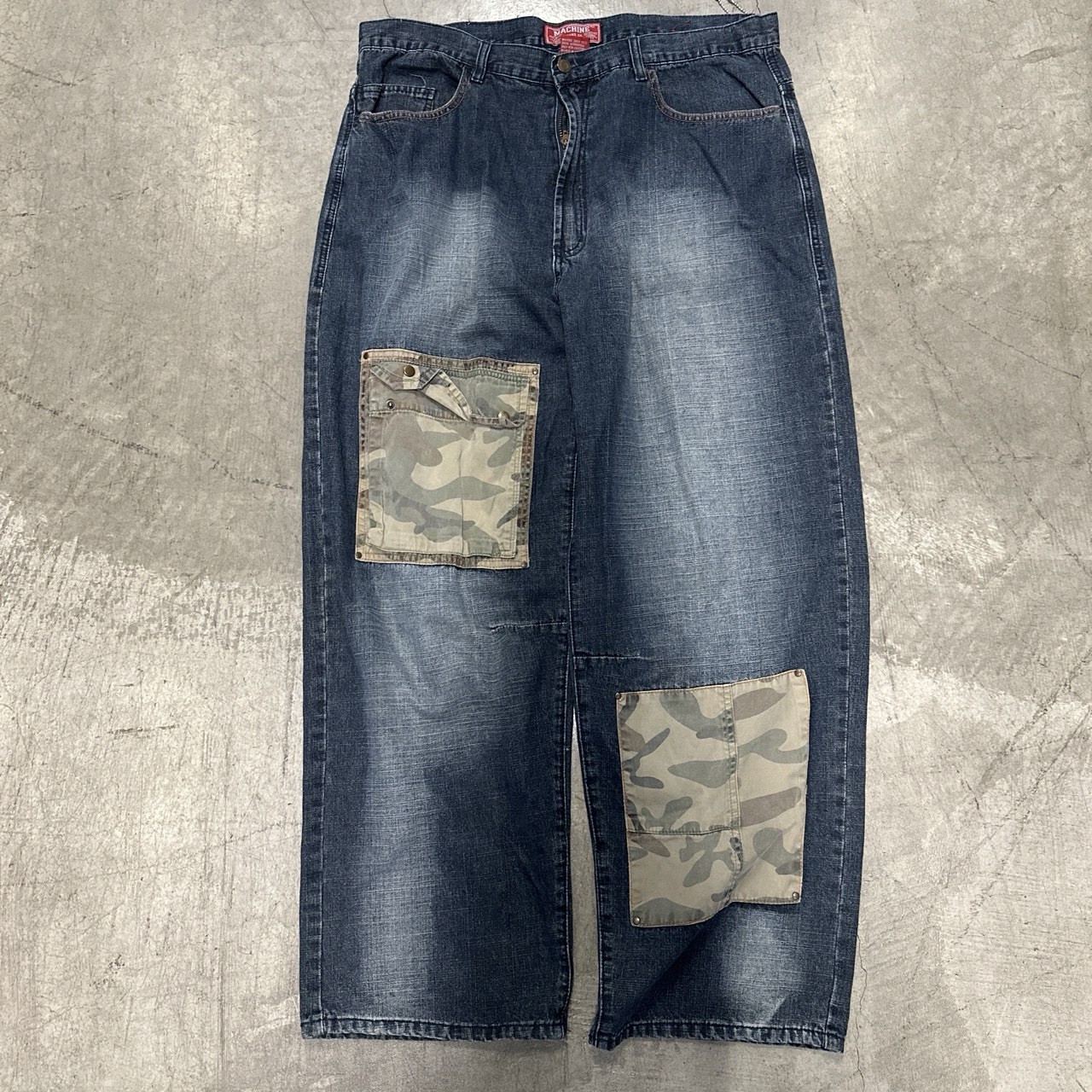 Machine Men’s Medium Wash Blue Denim Relaxed Jeans Camo 5-Pocket Button Logo