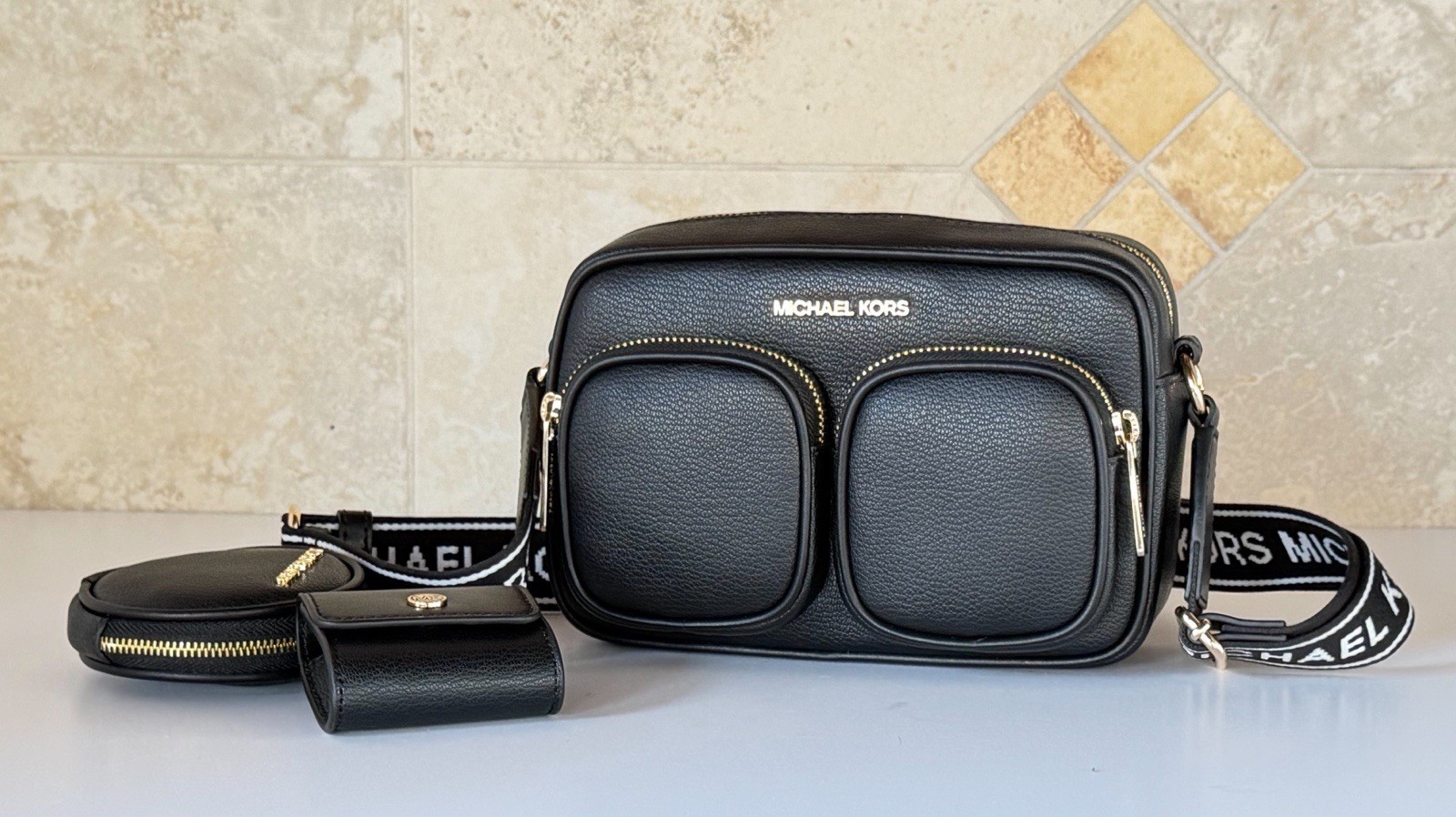Michael Kors Jet Set Item Medium Pocket Crossbody Bag Tech Attached Black