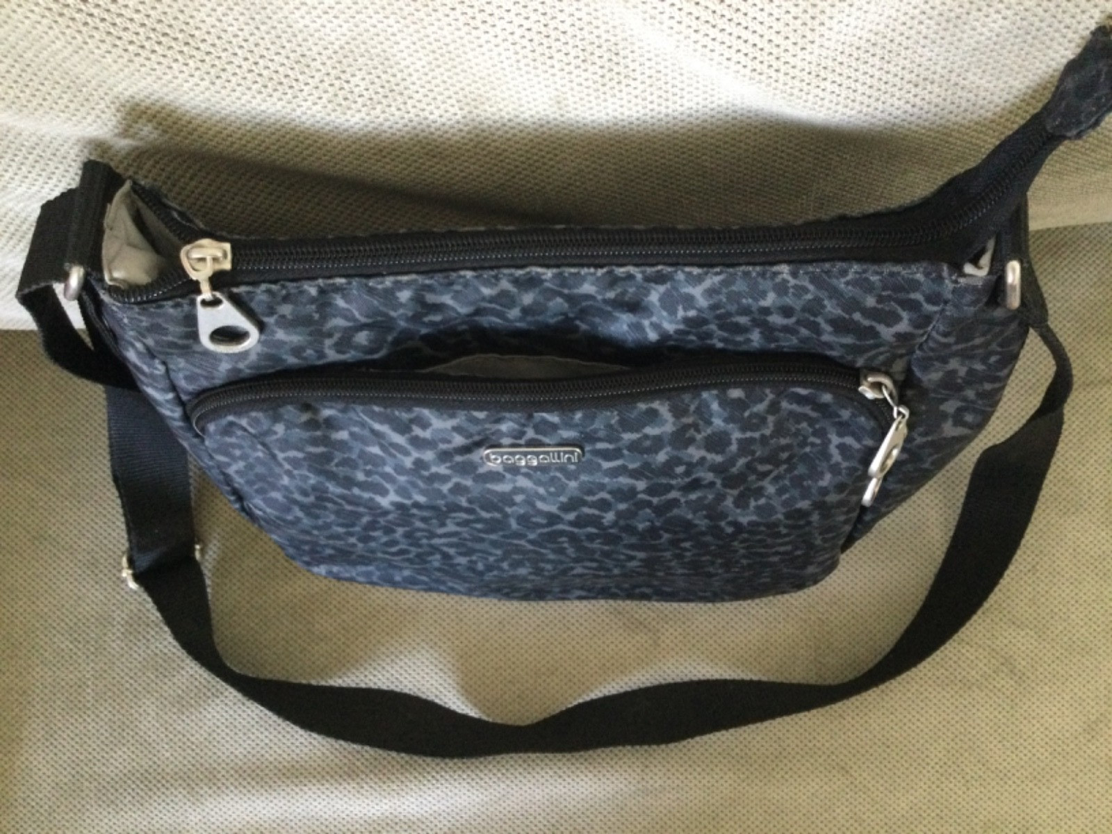 Baggallini Joey Bagg Black Gray Crossbody Bag Purse Nylon Adj. Strap Zip Pocket