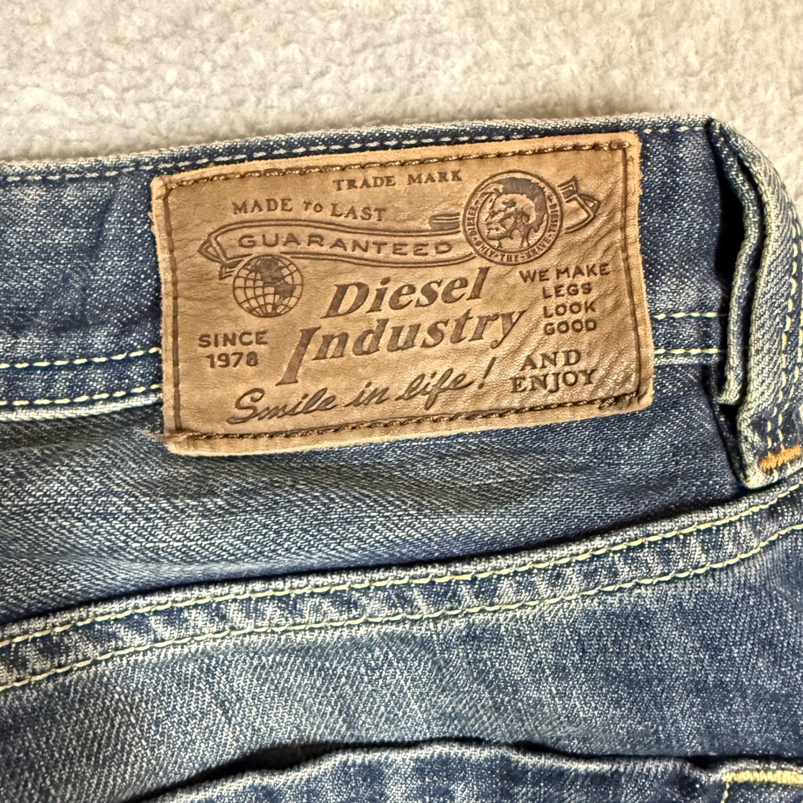 Diesel LARKEE Mens STRAIGHT Leg Blue Denim Jeans 30×32 Button Fly Cotton