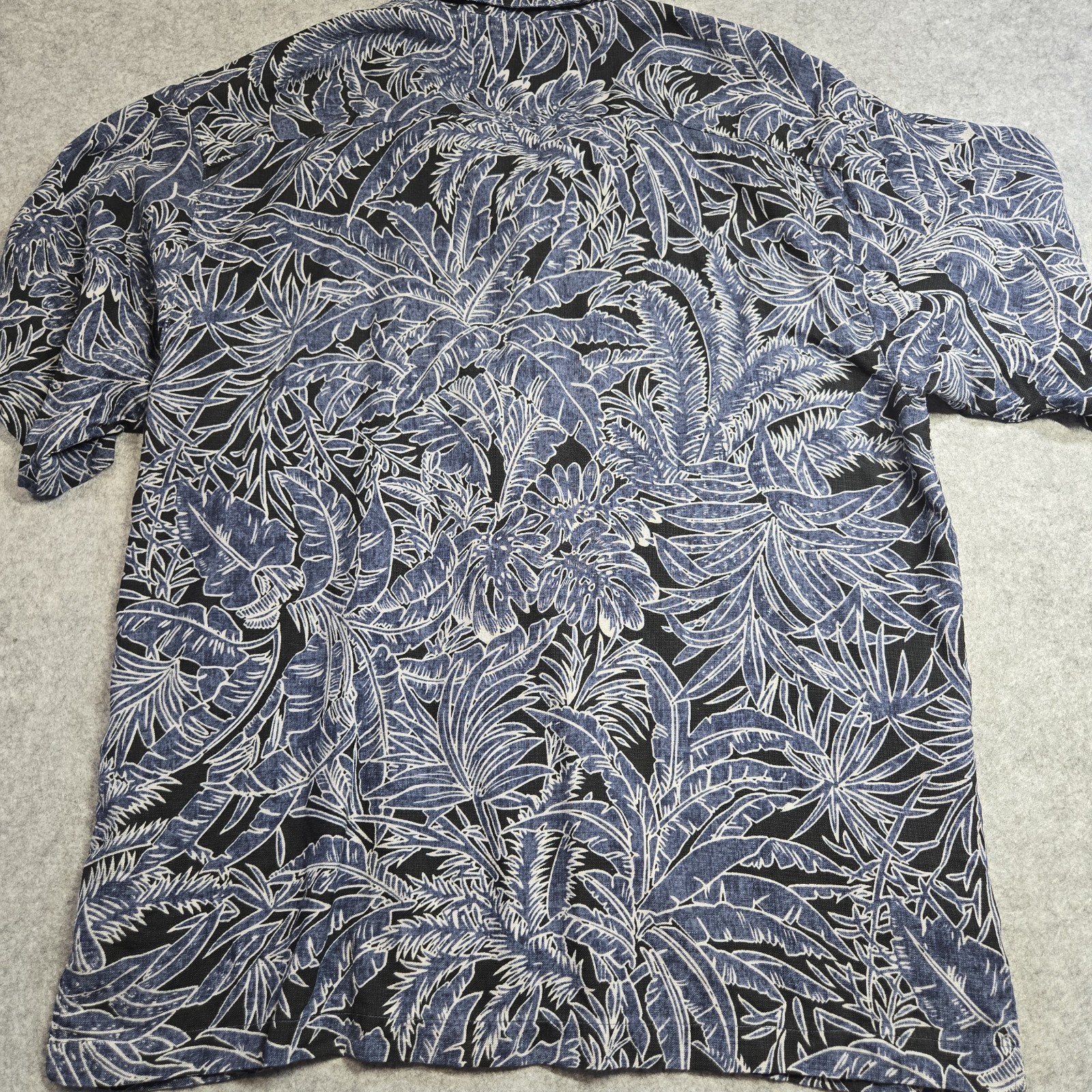 Tommy Bahama Hawaiian Camp Shirt Men’s L Floral Silk SS Button Coconut Buttons