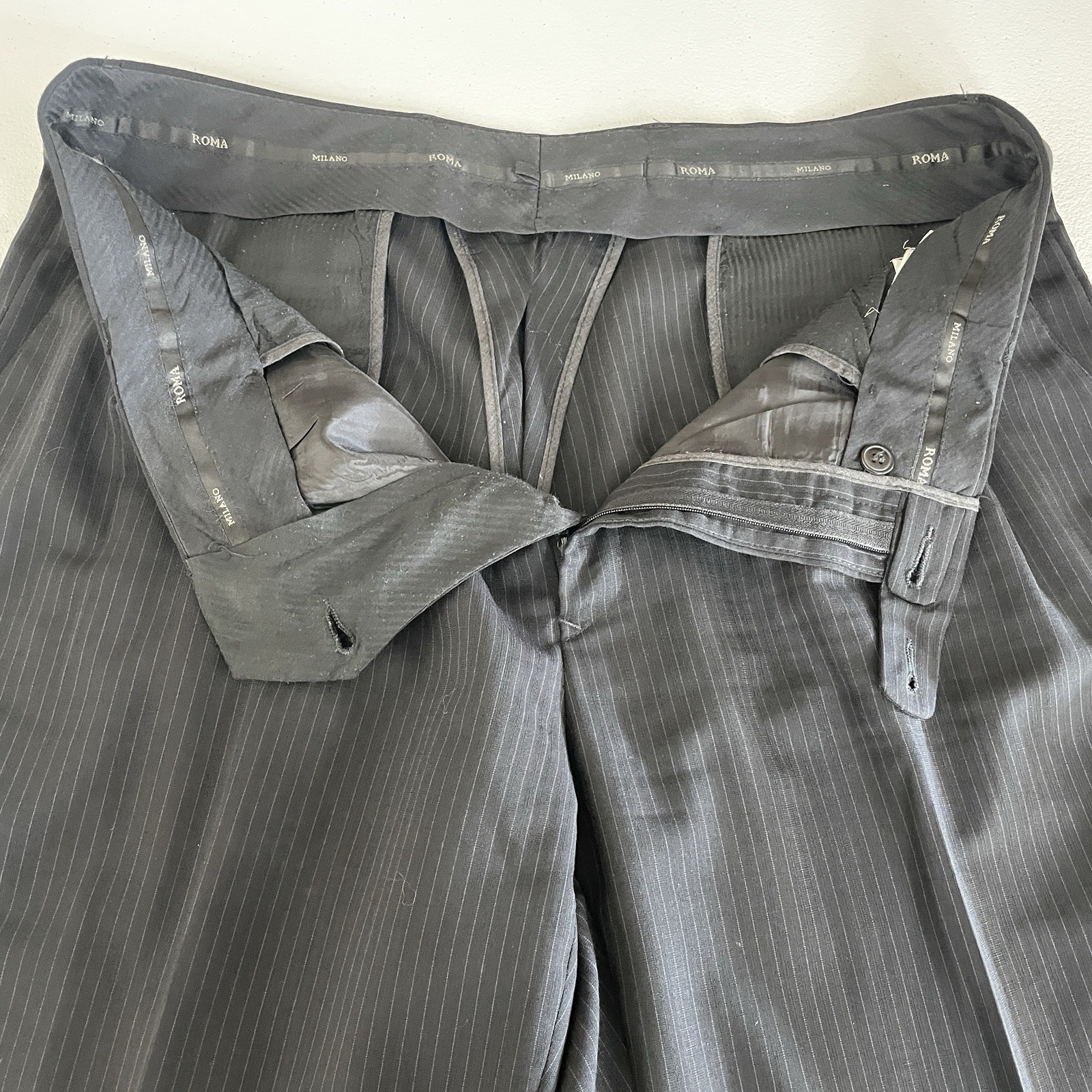 Lineage 2 Piece Suit Mens 44R 36×29 Black Gray Striped Super Fine Wool Polyester