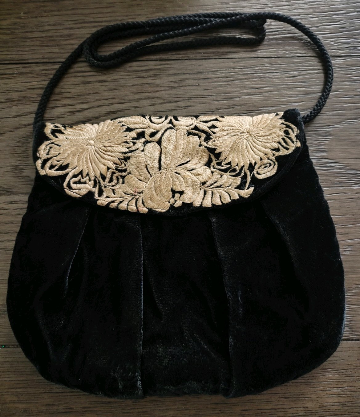 Vintage Clutch Crossbody Bag – Black Velvet / Nylon – Black.