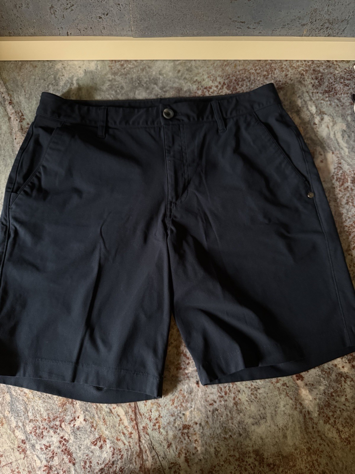 Vuori Meta Shorts Men 31 Navy Blue Performance Stretch Casual 6 inch Inseam V379