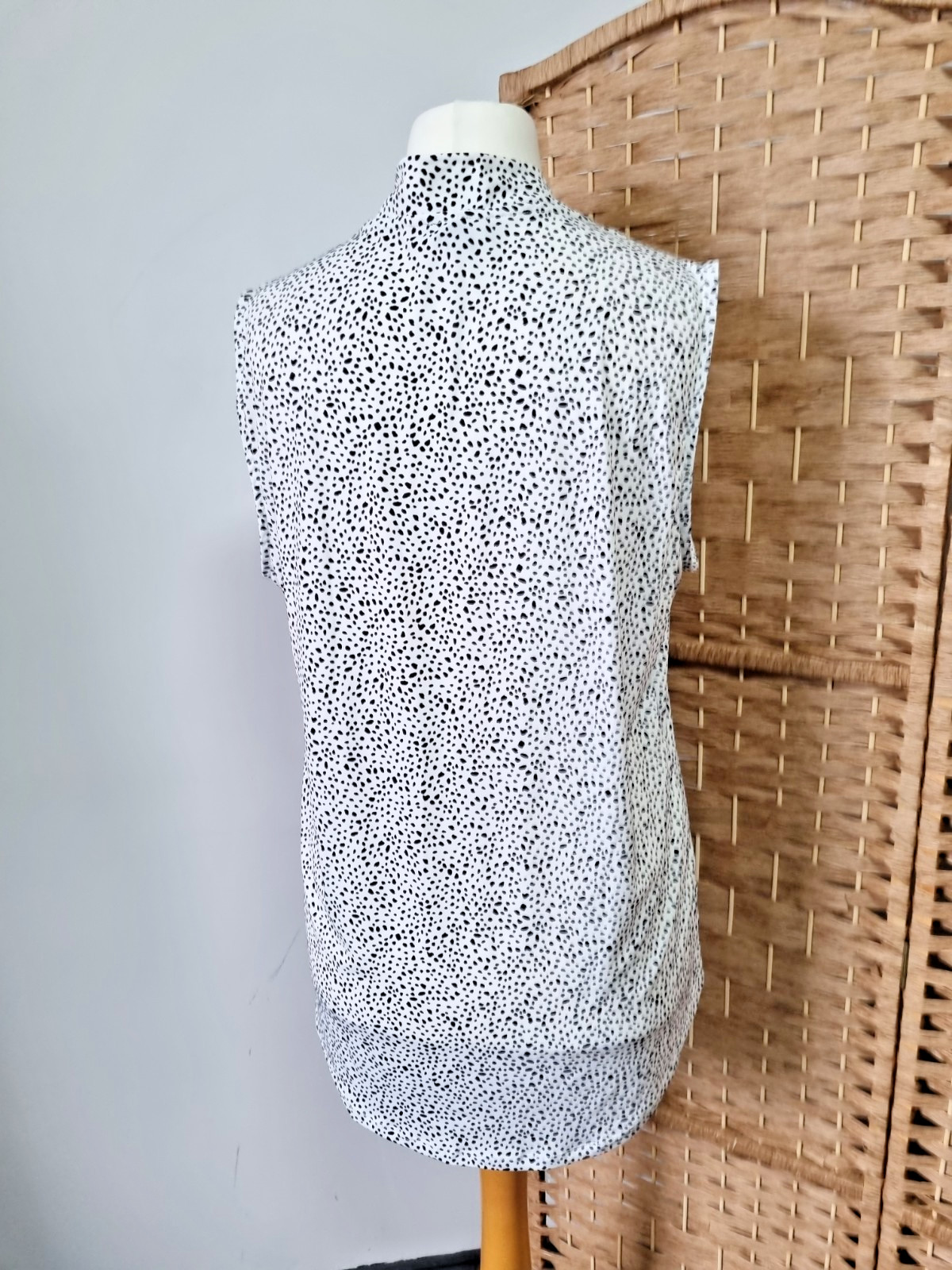 Jones New York sleeveless blouse top V neck white black polka dot style Large L