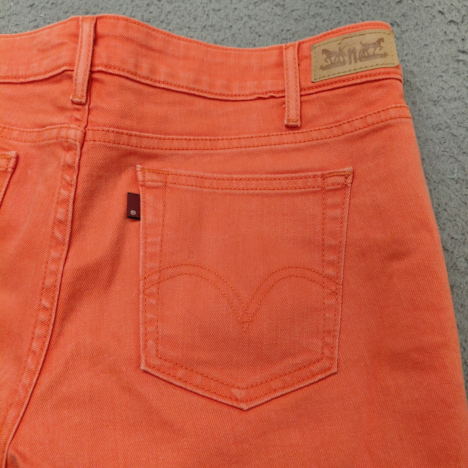 Levi’s Shorts Womens Size 10/30W Orange 98% Cotton 2% Elastane Zip 4 Pocket Cute