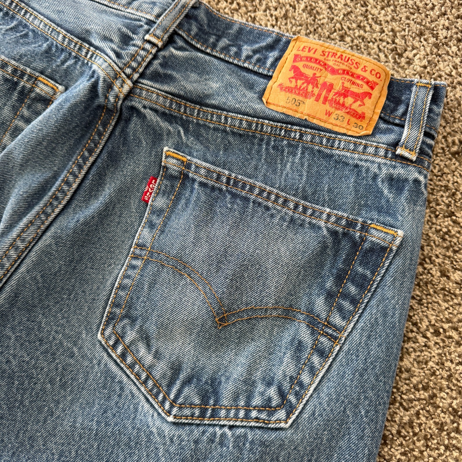 Levi’s 505 Jeans Men’s 33×30 Straight Leg Medium Wash Classic Denim Zipper Fly
