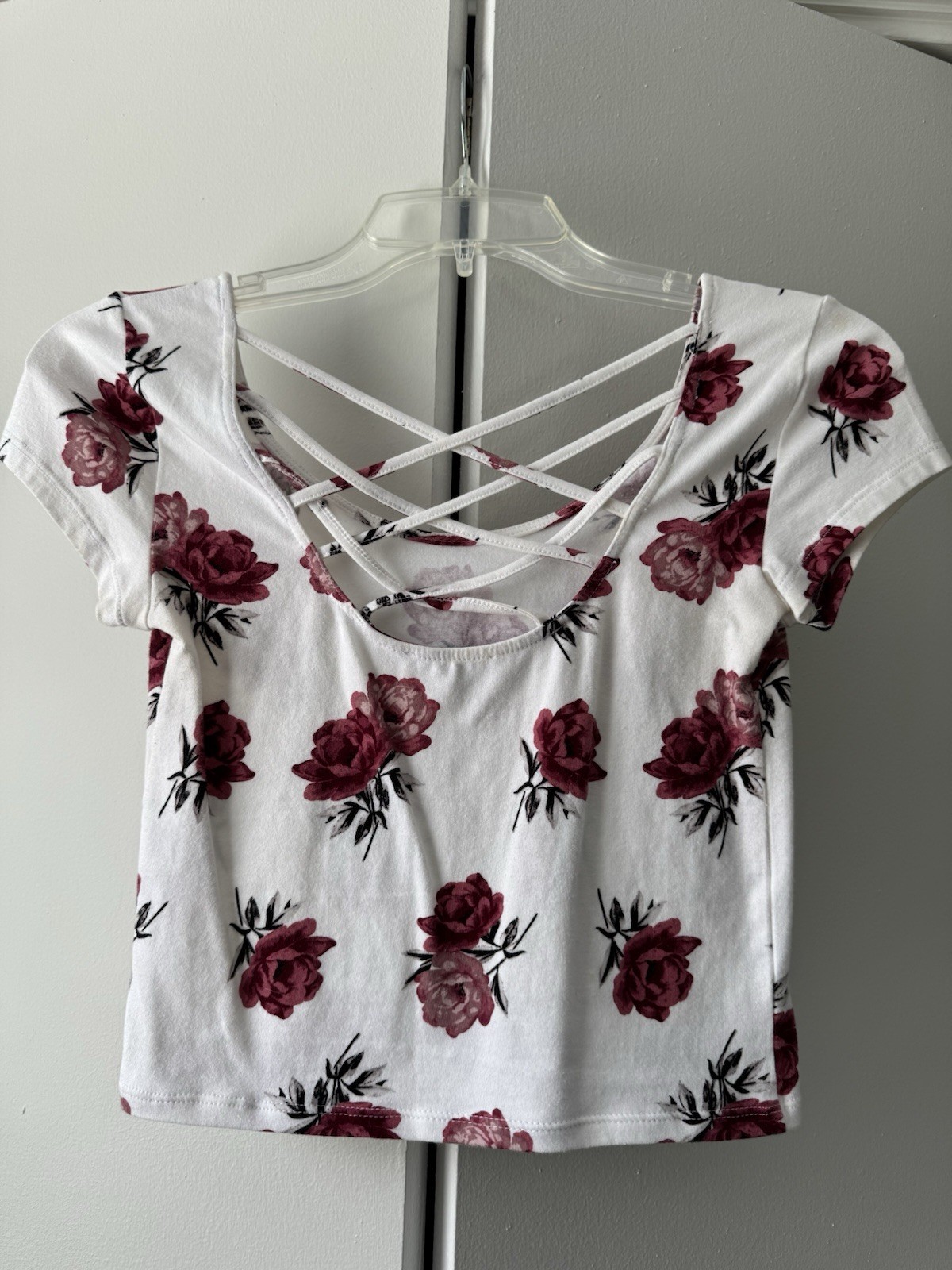 Charlotte Russe Floral Cropped T-Shirt XS White/Burgundy Scoop Neck Cap Sleeve