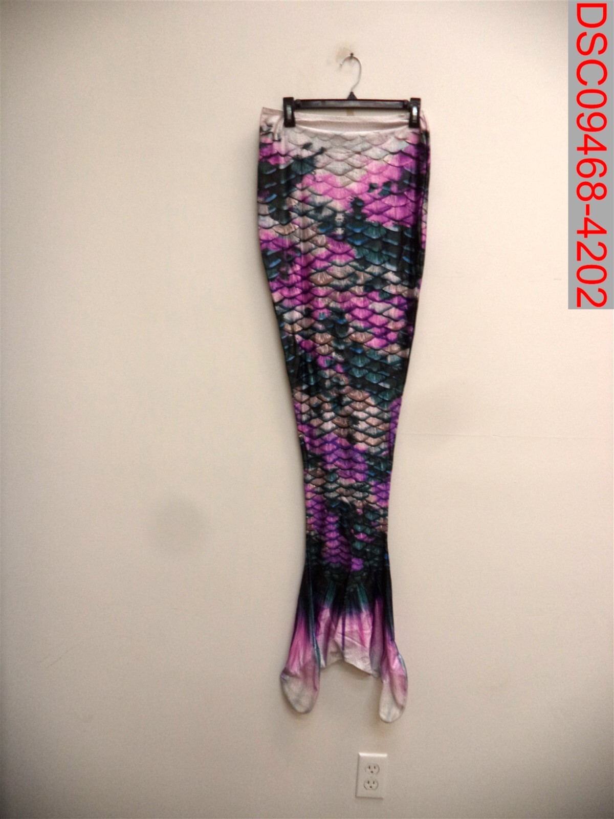 Fin Fun Mermaid Women’s Violet Vortex Mermaid Tail, Size M (8/10) 810048465095