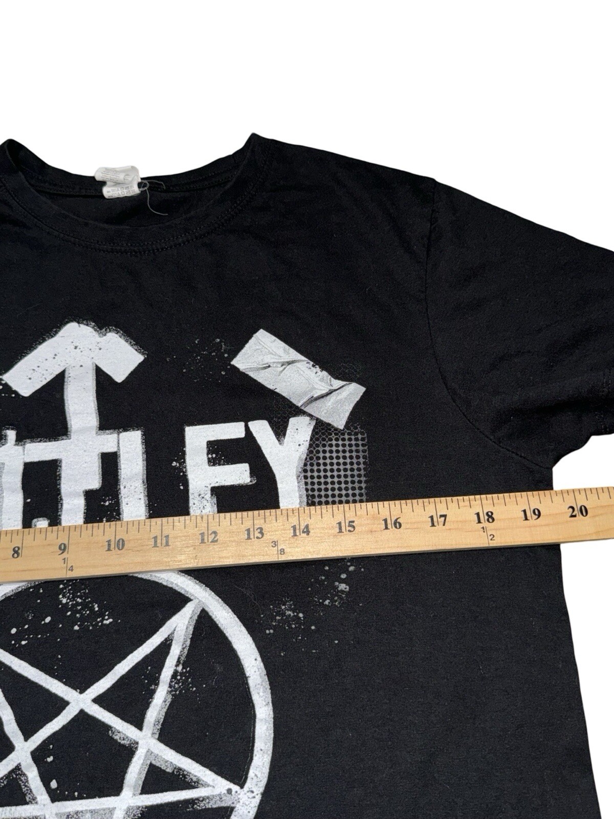 T-Shirt Ink Motley Crue 2023 World Tour Graphic Print T-Shirt Adult Small