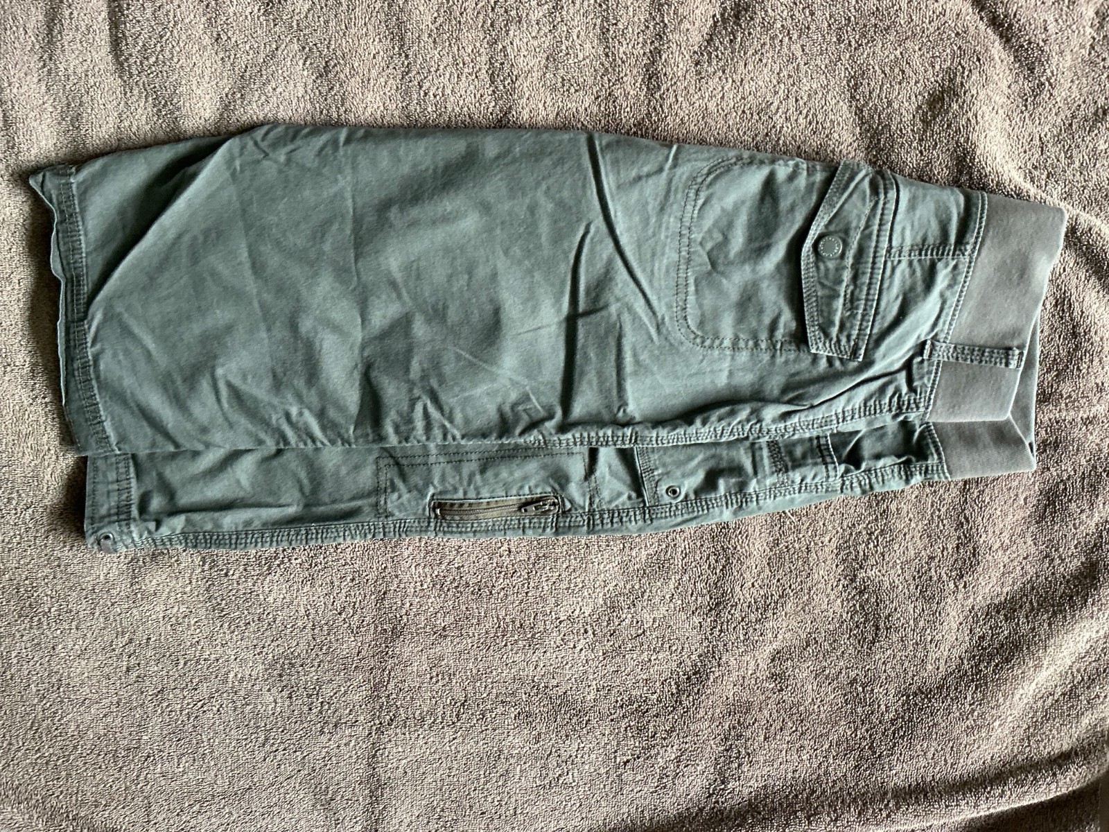 Lot of 2 Pairs Lee Flex-to-Go Mid Rise Cargo Capris Pre-owned Size 6 – Both $10