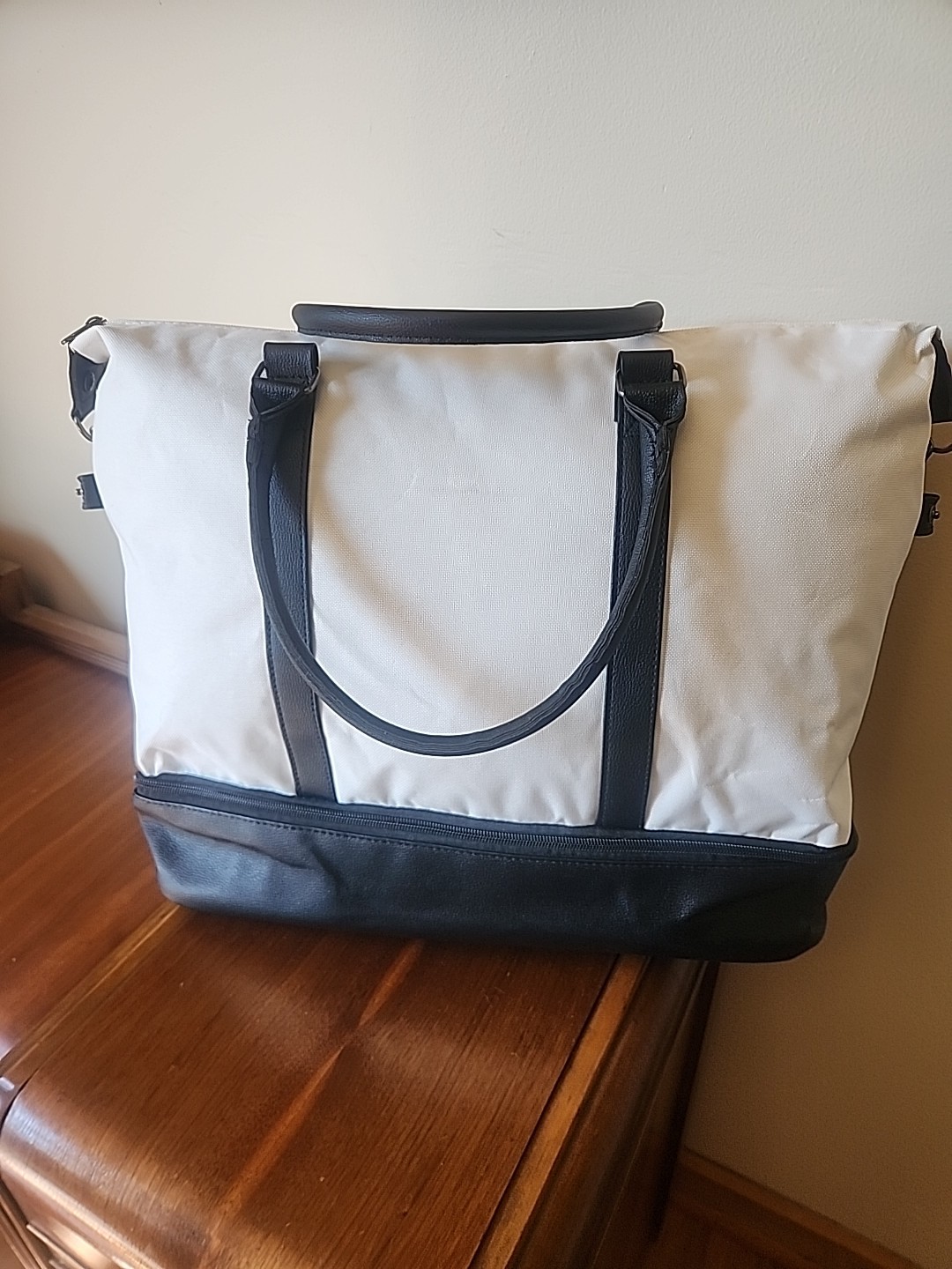 DSW White Black Weekender Duffel Travel Tote Bag Convertible Shoulder Carry