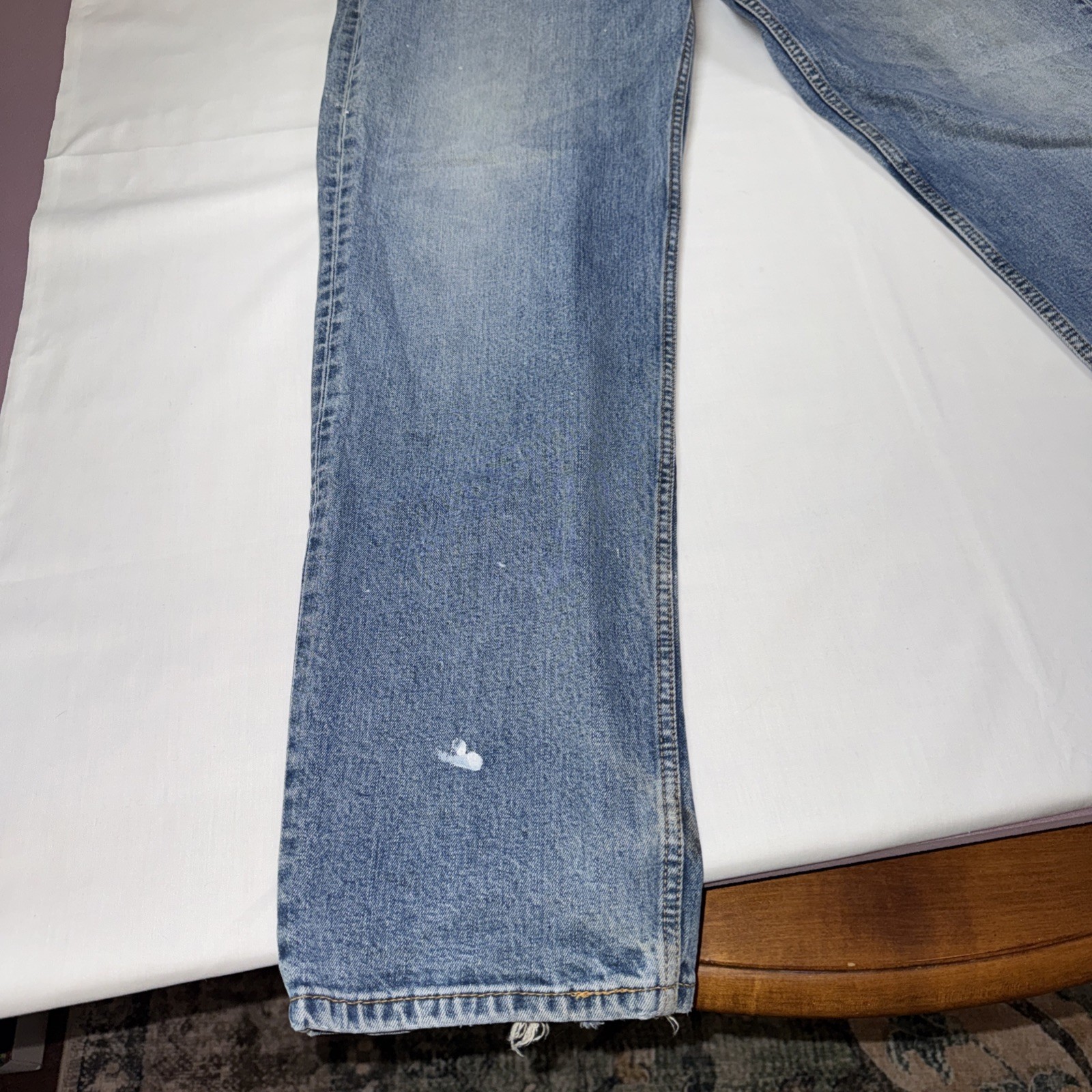 Levi’s 550 Men’s Relaxed Fit Jeans – Stonewash Blue Size 38×34 Thrashed