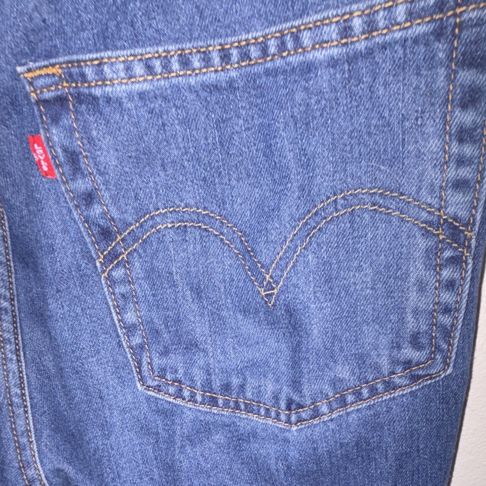 Levi’s Men’s Blue Denim Relaxed Fit Tapered Jeans 5-Pocket Medium Wash