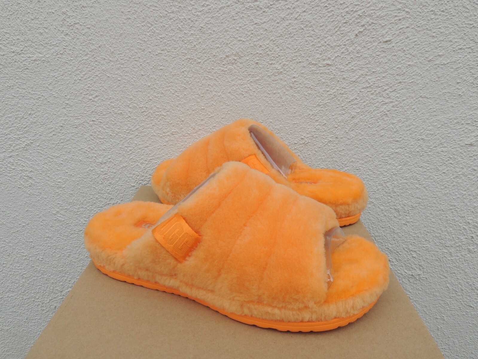 UGG CA POPPY ALL GENDER FLUFF YOU SHEEPSKIN SLIPPERS, MEN US 4/ WOMEN US 6 ~NEW