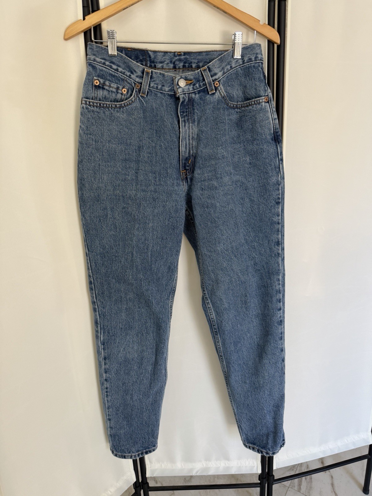 Levi’s Women’s Jeans Blue Medium Wash Slim Tapered 5-Pocket Button Zip Logo