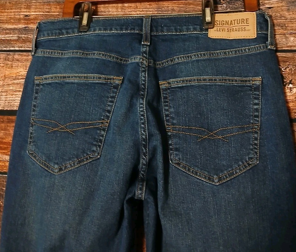 Signature Levi Strauss Jeans 34X30 Levis Straight Fit Dark Blue Denim Stretch