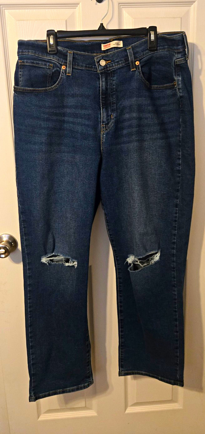 Signature by Levi Strauss & Co. Women’s Plus Dark Wash Stretch Straight Jeans 18