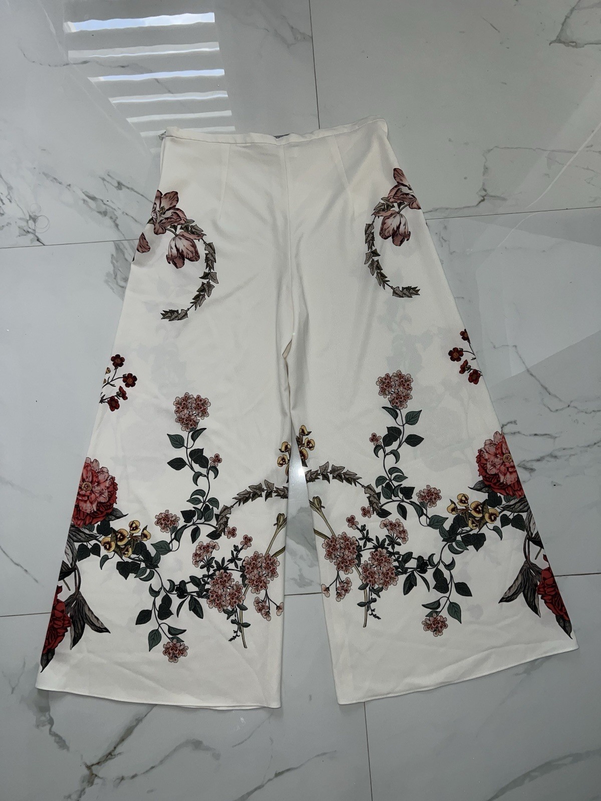 Zara Women’s Floral Wide Leg FlowyPants – Size M