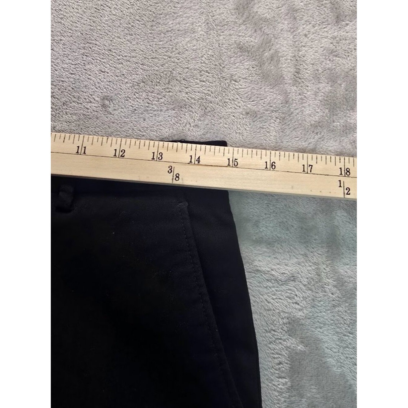 Tommy HilfigerExcellent pre‑owned condition. Size:30×30