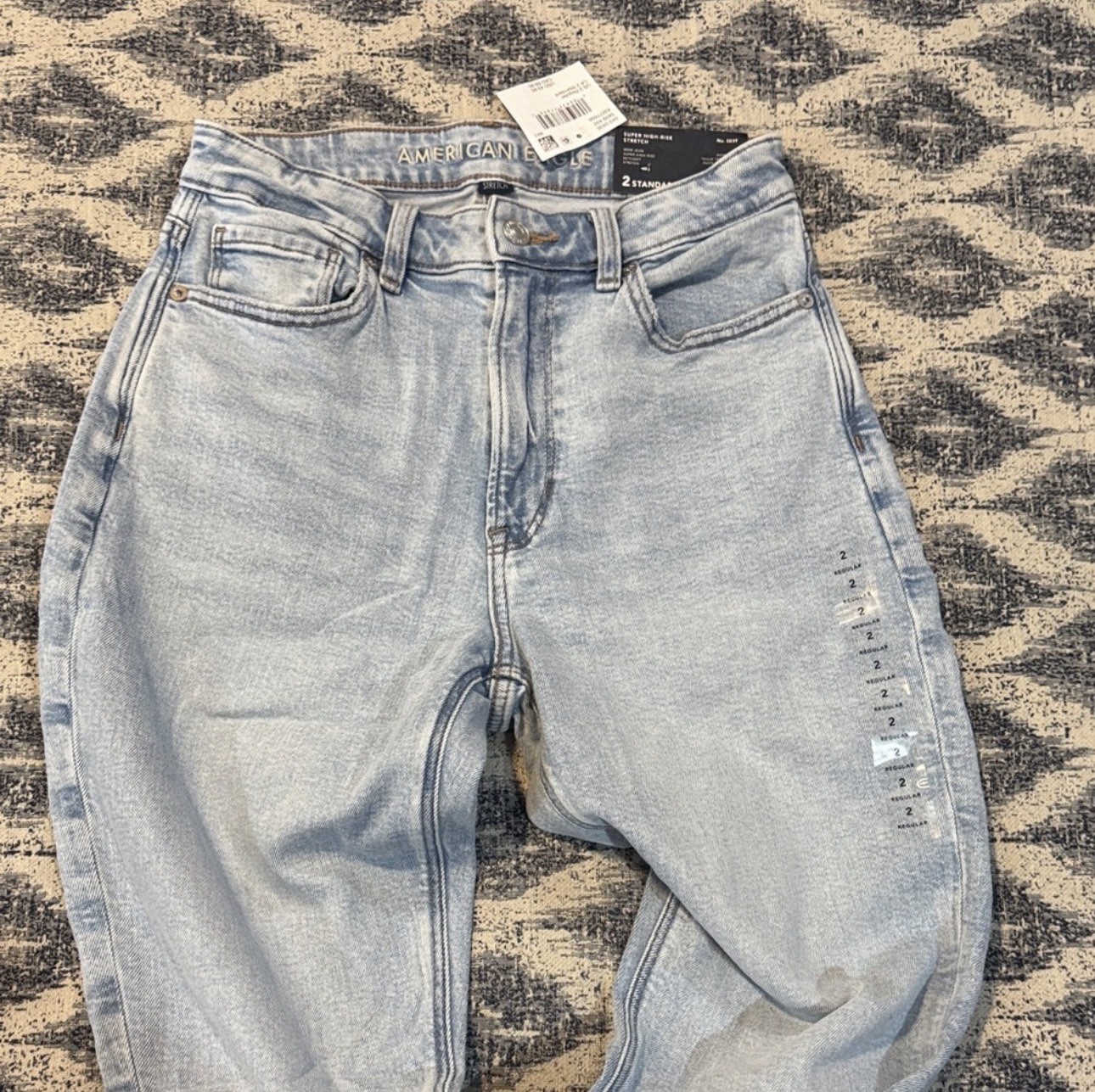 American Eagle Mom Jeans High Rise Stretch Light Wash Distressed Jeans Sz 2 NWT