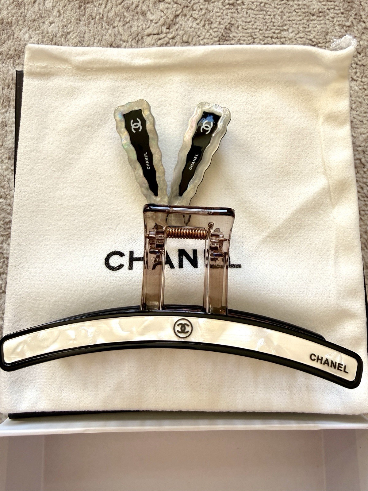 White /Black Hair Clips Set – GWP VIP Gift ChanelBeauté