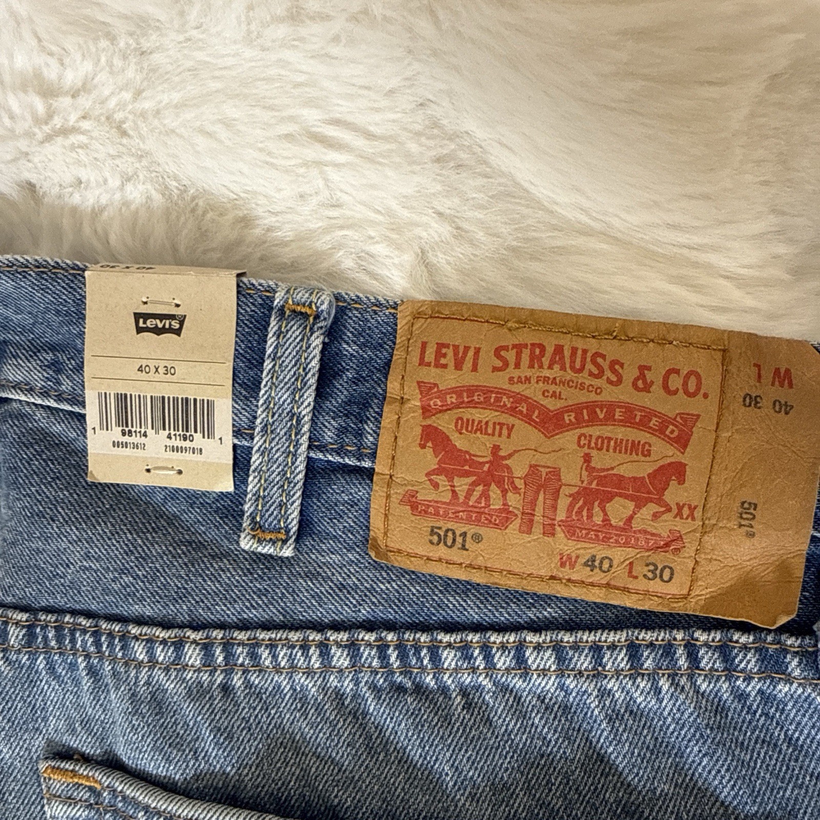 Levi’s 501 Original Fit Jeans Mens 40×28 Blue Medium Wash Distressed Button Fly