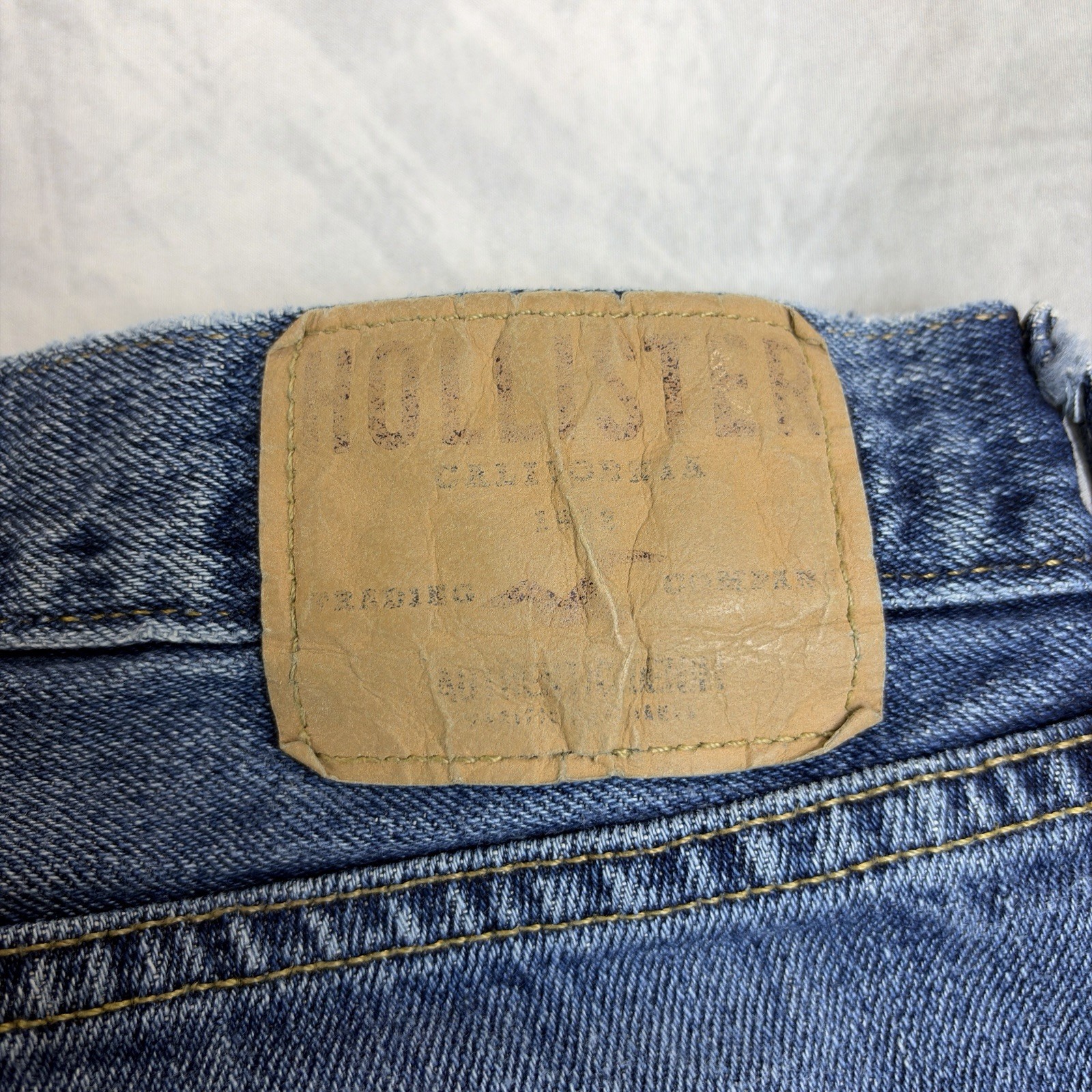 Hollister Jeans Mens 33×32 Distressed Slim Straight Blue Denim Frayed Hem