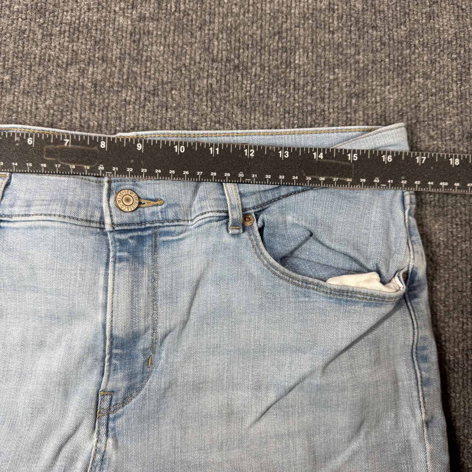 Levis Classic Straight Leg Jeans Womens 32 Light Wash Blue Casual Pants