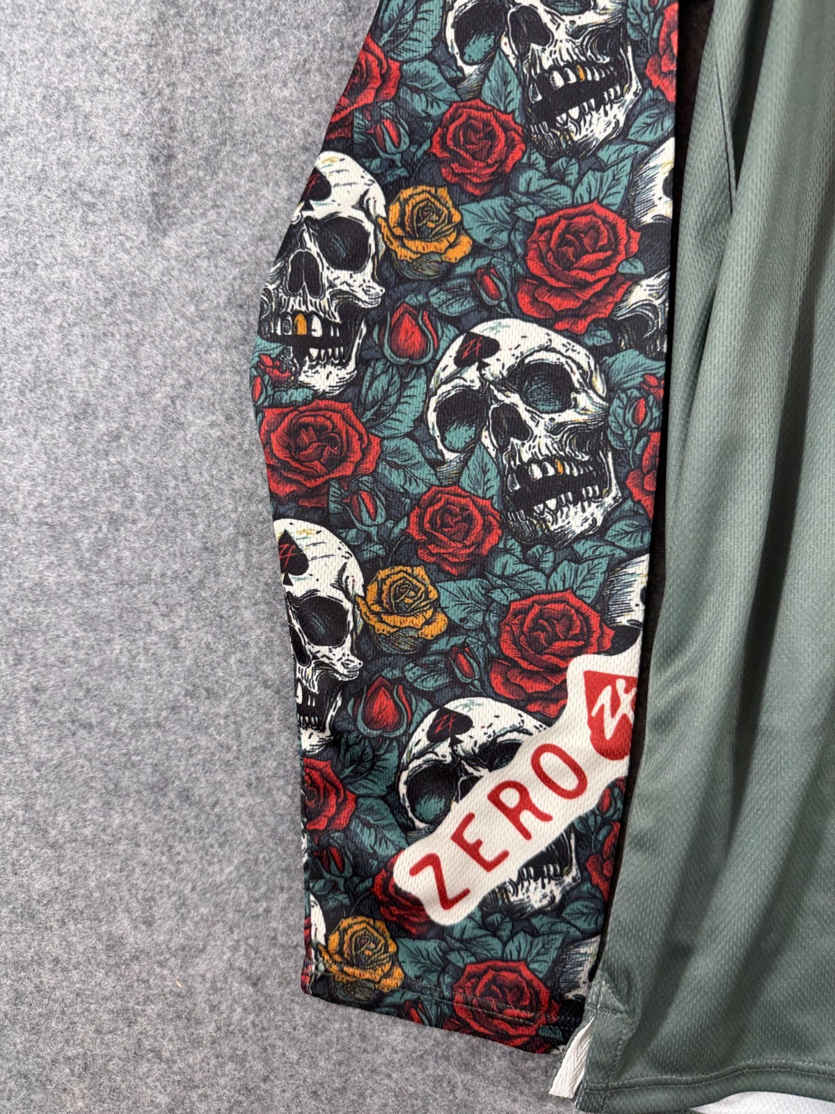 Zero Foxtrot Performance Shirt Mens L Green Skull Roses Crew Rash Guard NWOT