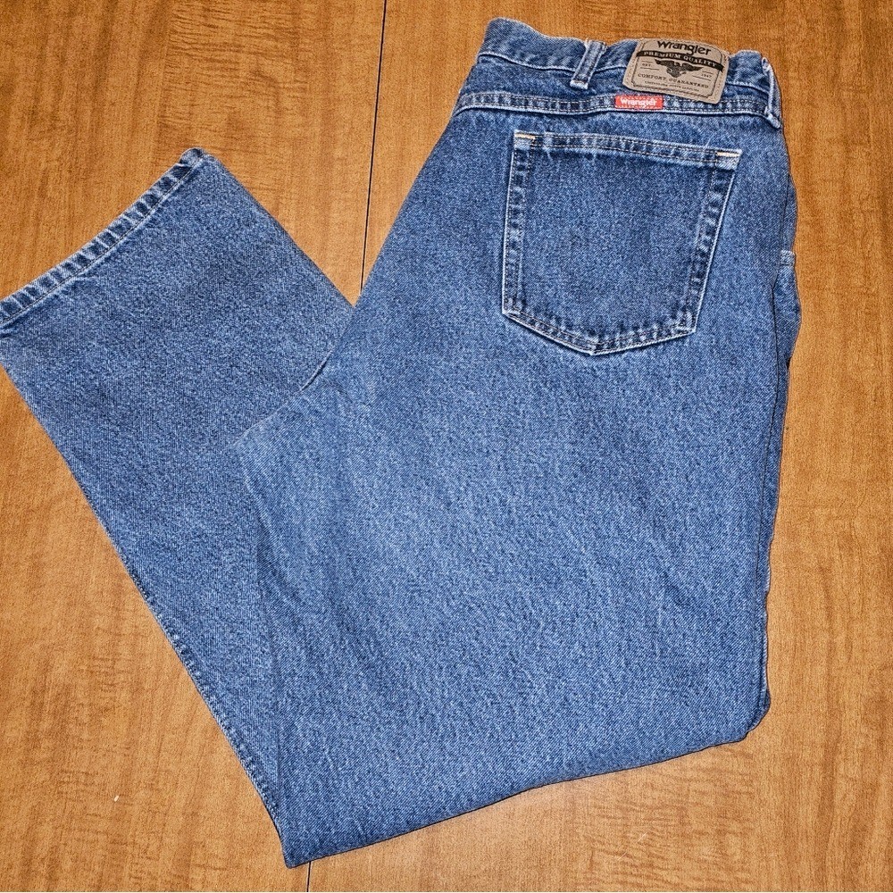 Wrangler Mens Jeans Size 42×32 Relaxed Fit High Rise Medium Wash Blue Denim mj4a