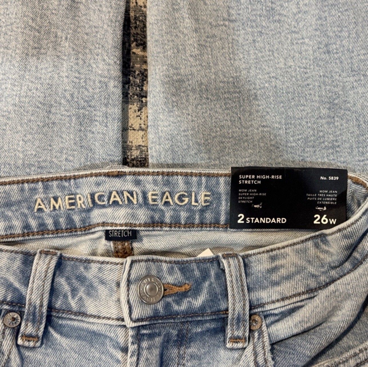 American Eagle Mom Jeans High Rise Stretch Light Wash Distressed Jeans Sz 2 NWT