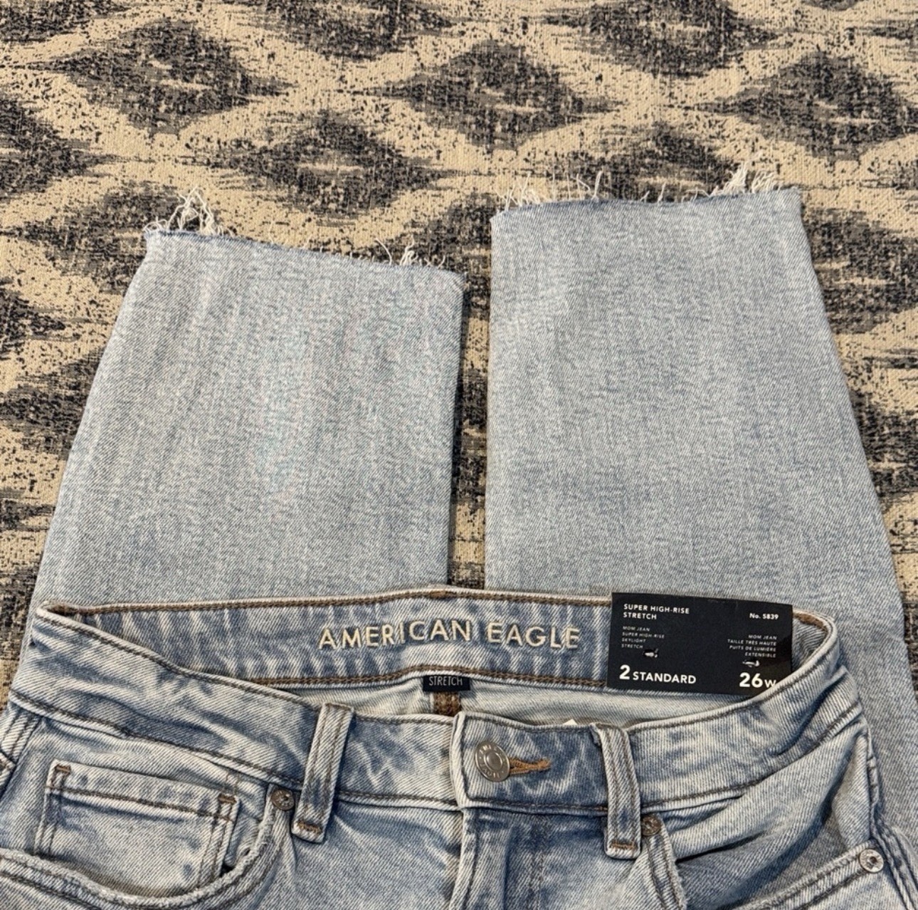 American Eagle Mom Jeans High Rise Stretch Light Wash Distressed Jeans Sz 2 NWT