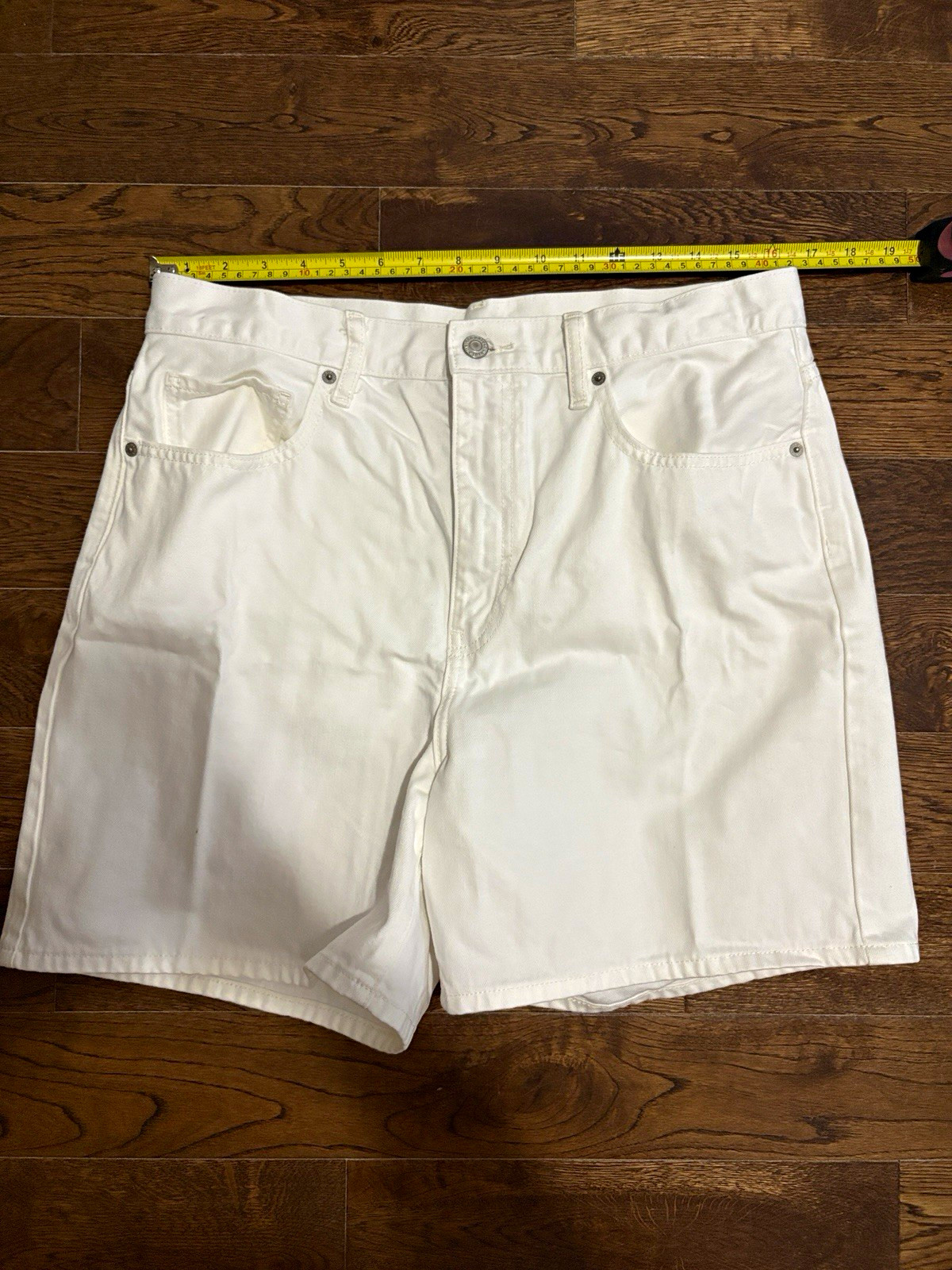 Uniqlo Women’s White Chino Shorts 32″ Waist Mid Rise 6″ Inseam 5-Pocket