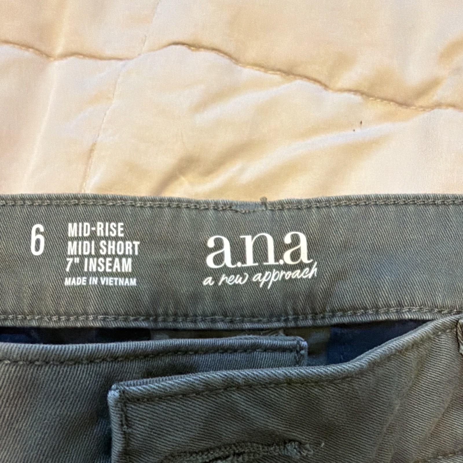 a.n.a Mid-Rise Midi Chino Shorts Womens 6 Green 7″ Inseam Twill Pockets