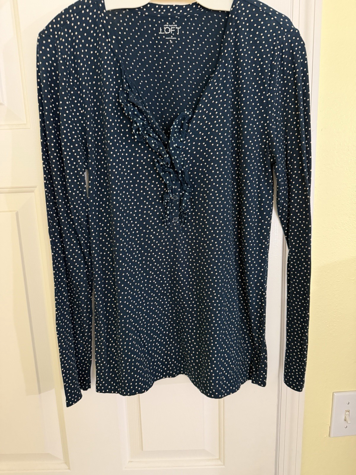 Vintage ladies Ann Taylor Loft Polka Dot Ruffled Ladies Top in Dark Navy M