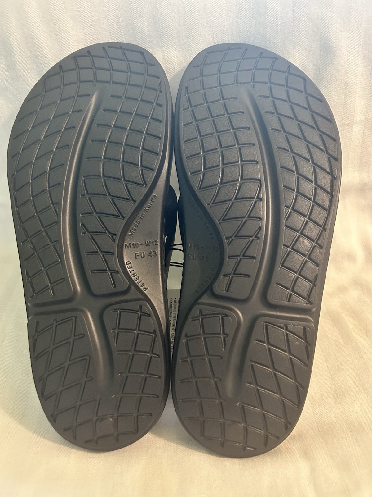 OOFOS Recovery Sandal – Unisex (M10 & W12) EU 43 Black