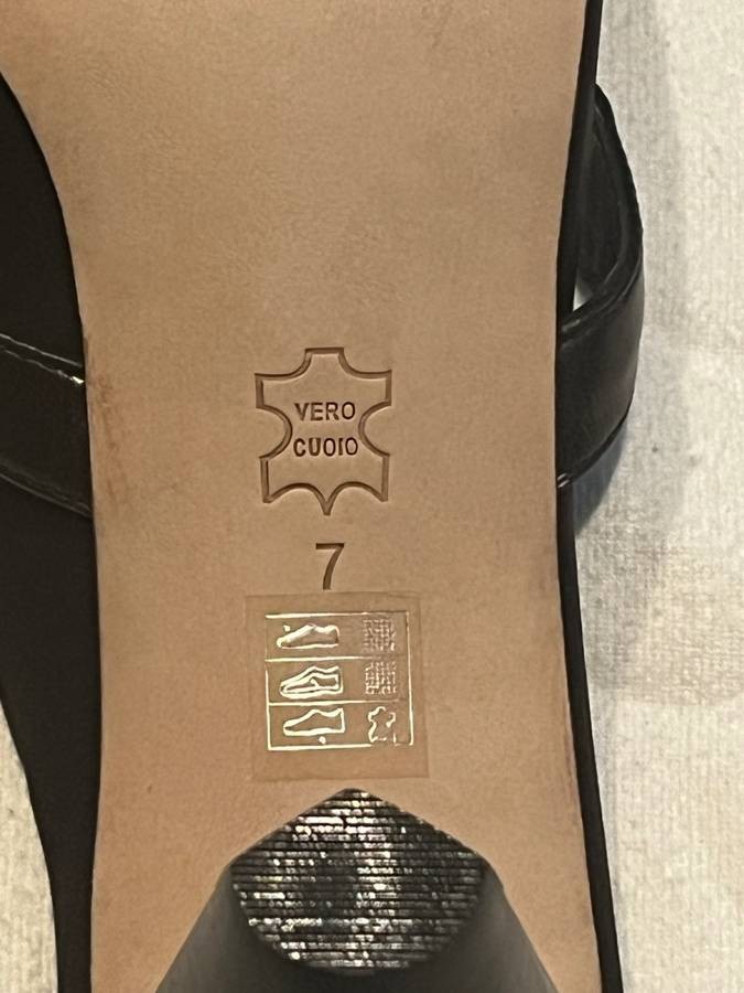 New Taryn Rose Women’s sandals size 7 with 2.5 inch wooden heels