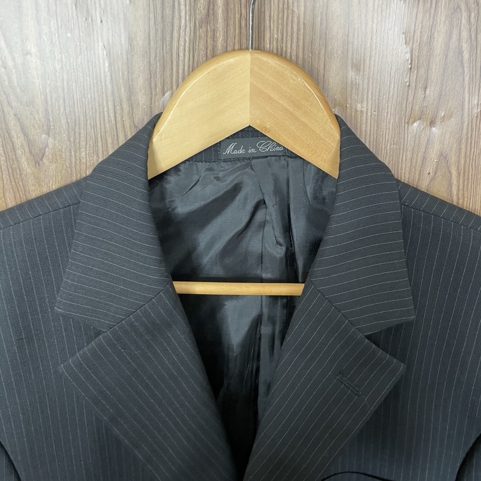Lineage 2 Piece Suit Mens 44R 36×29 Black Gray Striped Super Fine Wool Polyester