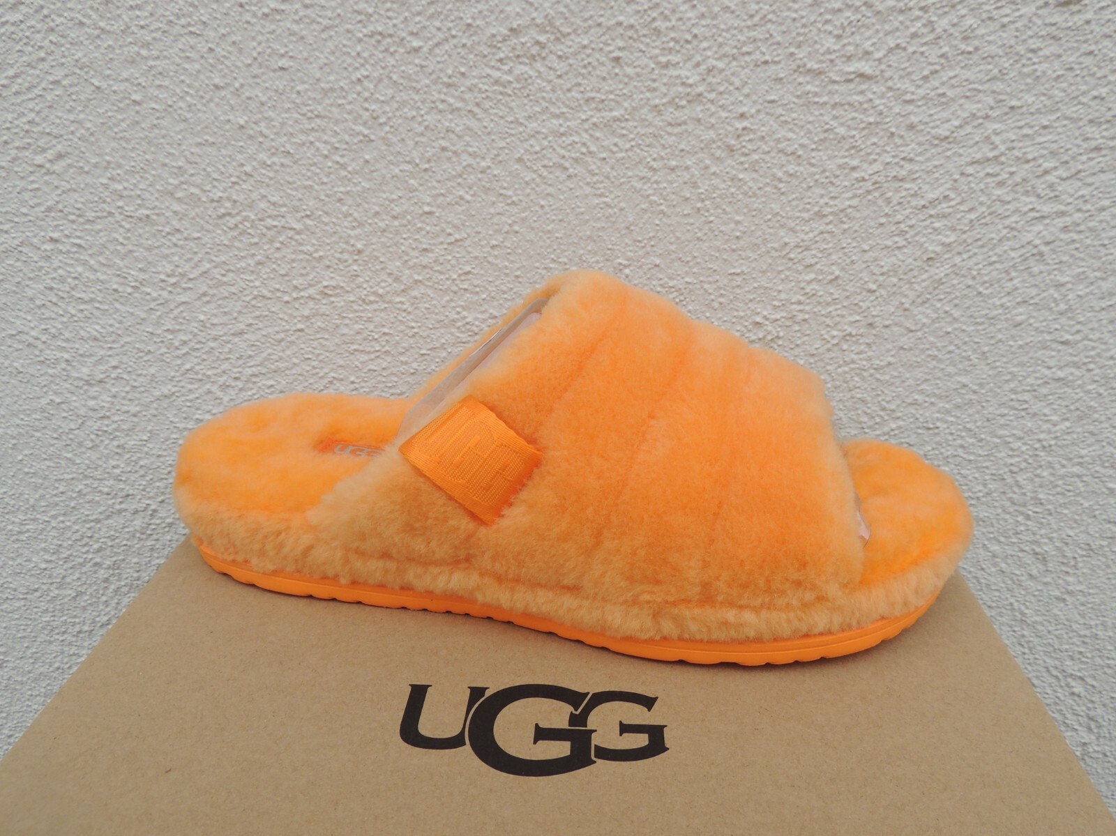 UGG CA POPPY ALL GENDER FLUFF YOU SHEEPSKIN SLIPPERS, MEN US 4/ WOMEN US 6 ~NEW