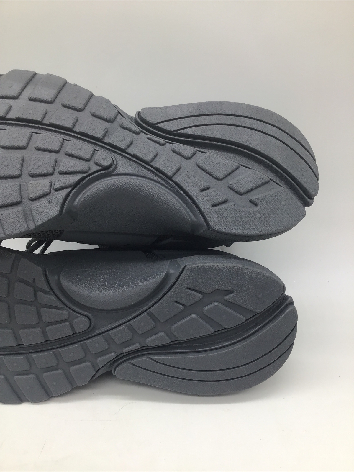 Feetmat Men’s Gray Non Slip Gym Lightweight Breathable Shoes Sz. 9M US/42 EU