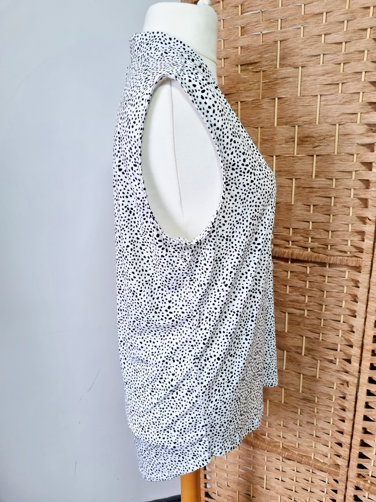 Jones New York sleeveless blouse top V neck white black polka dot style Large L