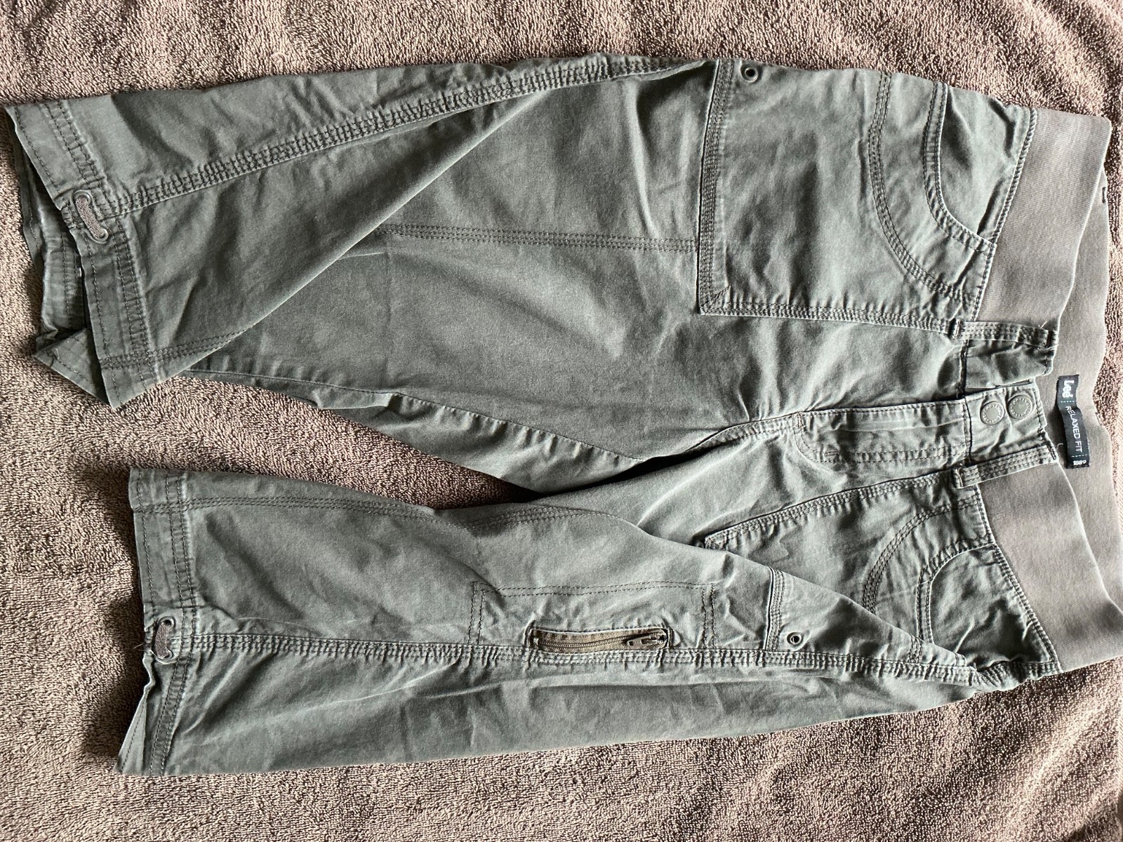 Lot of 2 Pairs Lee Flex-to-Go Mid Rise Cargo Capris Pre-owned Size 6 – Both $10