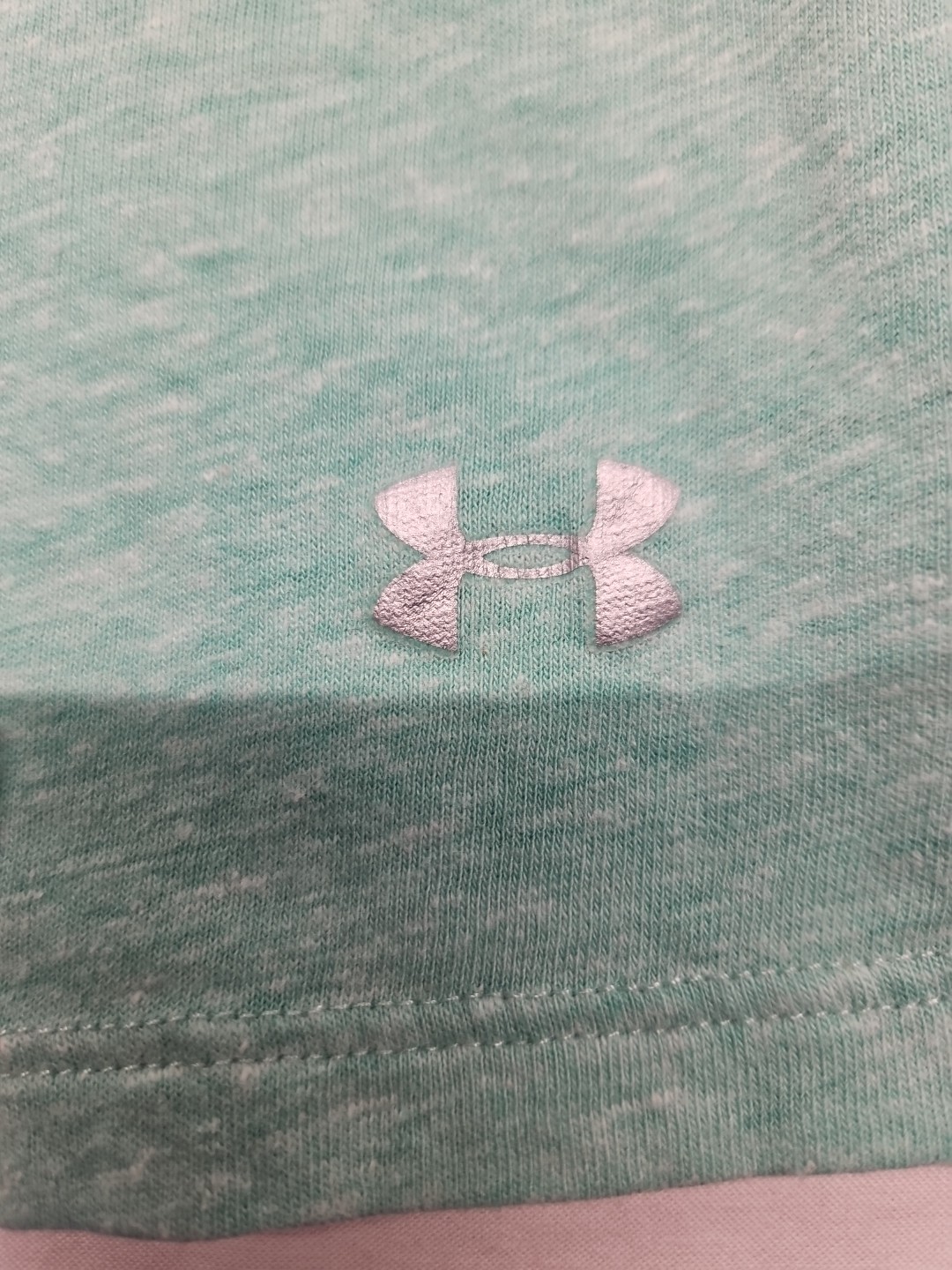 Under Armour Charged Women’s Medium Semi Fitted Cut Off Workout Shirt Green
